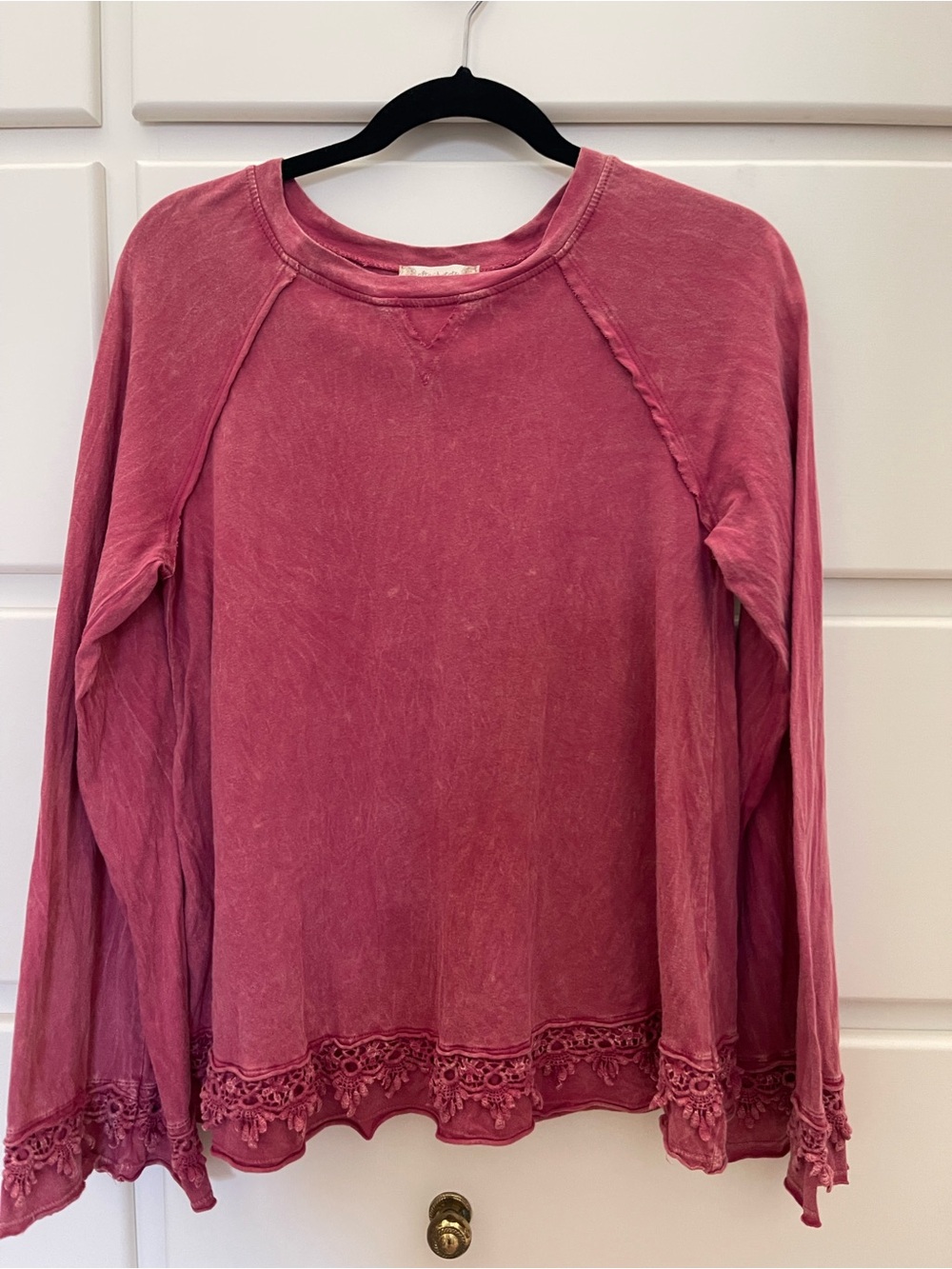 Altar’d State Womens 
Long-Sleeve Lace Hem Pullover Top